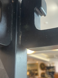 Socle de forme carr&eacute;e en bois sculpt&eacute;, Chine, 19&egrave;me si&egrave;cle