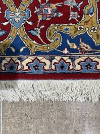 Een Perzisch Tehran tapijt met floraal decor, wol op katoen, 20ste eeuw