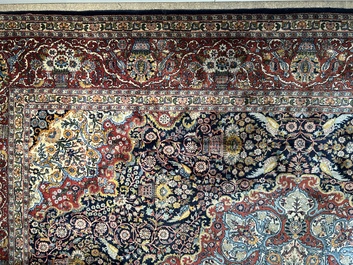 Een vermoedelijk Indisch Qom (Qum/Ghom) tapijt met floraal decor, wol op katoen, 20ste eeuw