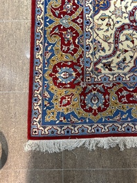 Een Perzisch Tehran tapijt met floraal decor, wol op katoen, 20ste eeuw