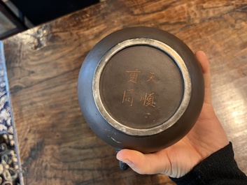 Een diverse collectie porselein en steengoed, China, Vietnam en Thailand, 16de/20ste eeuw