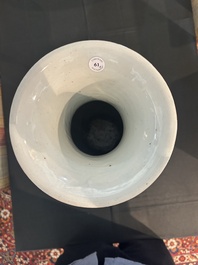 Trois vases en porcelaine de Chine famille rose &agrave; d&eacute;cor figuratif, 19&egrave;me/20&egrave;me si&egrave;cle