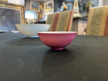 Bol en porcelaine de Chine en rose monochrome, marque de Yongzheng, R&eacute;publique
