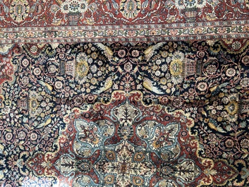 Een vermoedelijk Indisch Qom (Qum/Ghom) tapijt met floraal decor, wol op katoen, 20ste eeuw