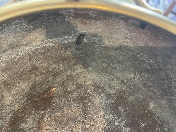 Br&ucirc;le-parfum en bronze &agrave; d&eacute;cor en relief, marque de Xuande, Chine, 19&egrave;me/20&egrave;me si&egrave;cle