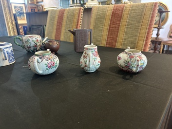 Sept th&eacute;i&egrave;res en porcelaine de Chine bleu, blanc, famille rose, verte et en gr&egrave;s de Yixing, Kangxi et post&eacute;rieur