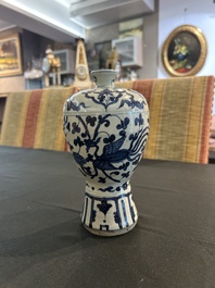 Vase de type meiping en porcelaine de Chine bleu et blanc &agrave; d&eacute;cor de ph&eacute;nix parmi des rinceaux de lotus, Ming