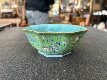 Bol de forme hexagonale en porcelaine de Chine famille rose &agrave; d&eacute;cor de dragons, marque et &eacute;poque de Tongzhi