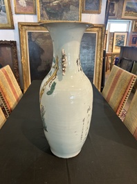 Trois vases en porcelaine de Chine famille rose &agrave; d&eacute;cor figuratif, 19&egrave;me/20&egrave;me si&egrave;cle