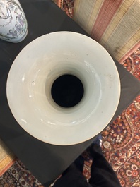 Cinq vases en porcelaine de Chine famille rose et qianjiang cai, 19&egrave;me/20&egrave;me si&egrave;cle