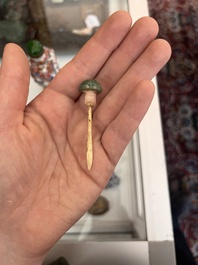 Trois tabati&egrave;res en porcelaine de Chine famille rose &agrave; d&eacute;cor en relief de figures, de dragon et de ph&eacute;nix, 19&egrave;me si&egrave;cle