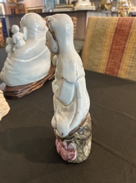 Quatre sculptures de Bouddha et de Guanyin en porcelaine blanc de Chine et famille rose, 19&egrave;me/20&egrave;me si&egrave;cle
