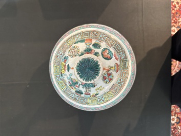 Vase couvert &agrave; d&eacute;cor d'antiquit&eacute;s, un pot couvert et un bol &agrave; d&eacute;cor d'immortels en porcelaine de Chine famille rose, 19&egrave;me si&egrave;cle