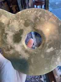 Un disque bi et une hache rituelle en jade, Chine, probablement Liangzhu et p&eacute;riode des Royaumes combattants