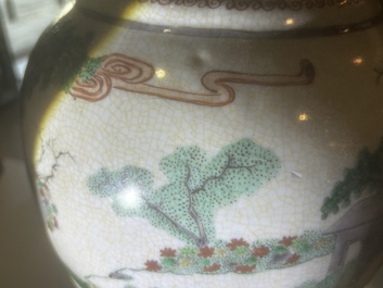 Vase en porcelaine de Chine famille verte dite 'de Nankin'  &agrave; d&eacute;cor de visite &agrave; la cour, 19&egrave;me si&egrave;cle