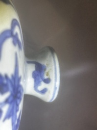 Vase de type meiping en porcelaine de Chine bleu et blanc &agrave; d&eacute;cor de ph&eacute;nix parmi des rinceaux de lotus, Ming