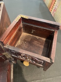 Coffre de toilette en bois aux montures en laiton dor&eacute;, Chine, 19&egrave;me si&egrave;cle