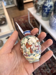 Trois tabati&egrave;res en porcelaine de Chine famille rose &agrave; d&eacute;cor en relief de figures, de dragon et de ph&eacute;nix, 19&egrave;me si&egrave;cle