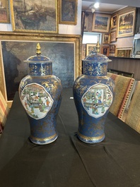 Paire de vases en porcelaine de Chine famille verte sur fond bleu poudr&eacute; &agrave; d&eacute;cor de sc&egrave;nes de palais, 19&egrave;me si&egrave;cle