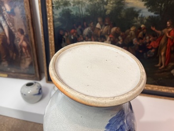 Trois vases en porcelaine de Chine bleu et blanc et un pot qianjiang cai &agrave; d&eacute;cor d'antiquit&eacute;s, 19&egrave;me/20&egrave;me si&egrave;cle