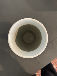 Assiette et vase de forme rouleau en porcelaine de Chine famille verte &agrave; d&eacute;cor floral, Kangxi et post&eacute;rieur