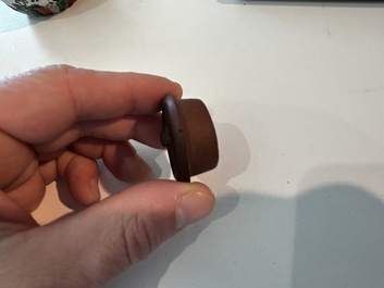 Sept th&eacute;i&egrave;res en porcelaine de Chine bleu, blanc, famille rose, verte et en gr&egrave;s de Yixing, Kangxi et post&eacute;rieur