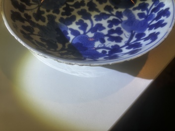 Plat en porcelaine de Chine bleu et blanc &agrave; d&eacute;cor 'sanduo', Kangxi