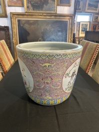 Een Chinese famille rose jardini&egrave;re met vogels tussen bloesemtakken en floraal decor, 19de eeuw