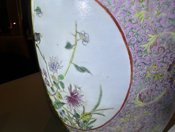 Een Chinese famille rose jardini&egrave;re met vogels tussen bloesemtakken en floraal decor, 19de eeuw
