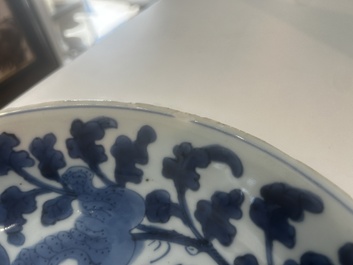 Plat en porcelaine de Chine bleu et blanc &agrave; d&eacute;cor 'sanduo', Kangxi