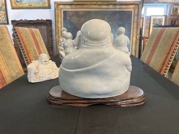 Quatre sculptures de Bouddha et de Guanyin en porcelaine blanc de Chine et famille rose, 19&egrave;me/20&egrave;me si&egrave;cle