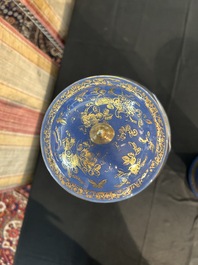Paire de vases en porcelaine de Chine famille verte sur fond bleu poudr&eacute; &agrave; d&eacute;cor de sc&egrave;nes de palais, 19&egrave;me si&egrave;cle