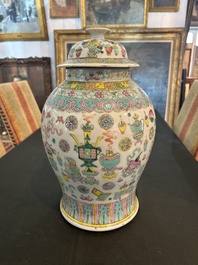 Vase couvert &agrave; d&eacute;cor d'antiquit&eacute;s, un pot couvert et un bol &agrave; d&eacute;cor d'immortels en porcelaine de Chine famille rose, 19&egrave;me si&egrave;cle