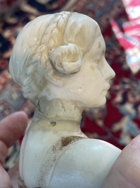 Georges Van der Straeten (1856-1928): Buste de dame, bronze &agrave; patine brune &amp; Reinhold B&ouml;ltzig (1863-1939): 'Fruchtsammlerin', alb&acirc;tre