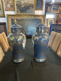 Paire de vases en porcelaine de Chine famille verte sur fond bleu poudr&eacute; &agrave; d&eacute;cor de sc&egrave;nes de palais, 19&egrave;me si&egrave;cle