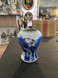 Vase en porcelaine de Chine bleu et blanc &agrave; d&eacute;cor de cerfs et de grues dans un paysage, Kangxi
