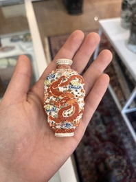 Trois tabati&egrave;res en porcelaine de Chine famille rose &agrave; d&eacute;cor en relief de figures, de dragon et de ph&eacute;nix, 19&egrave;me si&egrave;cle