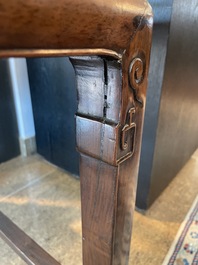 Chaise en bois dur sculpt&eacute; et ajour&eacute;, Chine, 20&egrave;me si&egrave;cle
