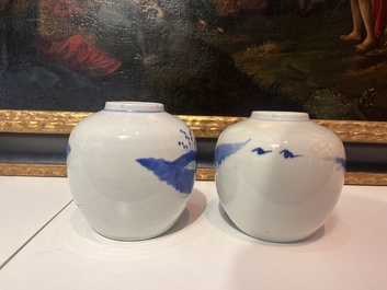 Trois vases en porcelaine de Chine bleu et blanc et un pot qianjiang cai &agrave; d&eacute;cor d'antiquit&eacute;s, 19&egrave;me/20&egrave;me si&egrave;cle