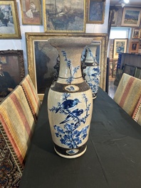 Paire de vases en porcelaine de Chine bleu et blanc dite 'de Nankin' &agrave; d&eacute;cor de lions bouddhistes et d'oiseaux parmi des branches fleuries, 19&egrave;me s.