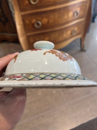 Paire de vases en porcelaine de Chine famille rose &agrave; d&eacute;cor floral, 19&egrave;me si&egrave;cle