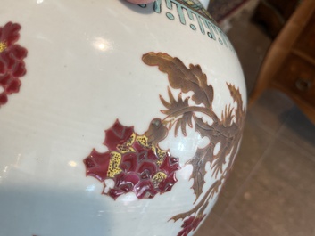 Paire de vases en porcelaine de Chine famille rose &agrave; d&eacute;cor floral, 19&egrave;me si&egrave;cle