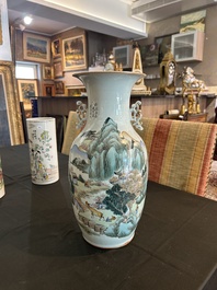 Deux vases et deux portes-chapeaux en porcelaine de Chine famille rose &agrave; d&eacute;cor figuratif et de paysage, 19&egrave;me/20&egrave;me si&egrave;cle
