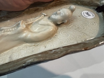Plaque d'autel &agrave; d&eacute;cor d'immortel en blanc de Chine du Fujian, fin de la dynastie Ming