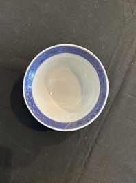 Deux paires de bols couverts sur pied en porcelaine de Chine famille rose &agrave; d&eacute;cor floral et d'oiseaux parmi des branches fleuries, 19&egrave;me si&egrave;cle