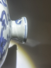 Vase de type meiping en porcelaine de Chine bleu et blanc &agrave; d&eacute;cor de ph&eacute;nix parmi des rinceaux de lotus, Ming