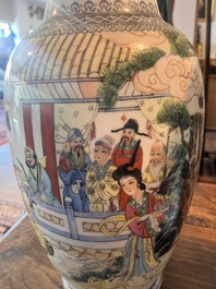 Paire de vases en porcelaine de Chine famille rose &agrave; d&eacute;cor d'immortels, marque de Qianlong, 20&egrave;me si&egrave;cle