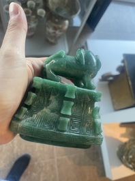Vase couvert de style archa&iuml;que en pierre dure, Chine, 20&egrave;me si&egrave;cle