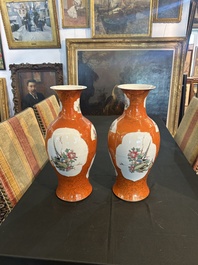 Paire de vases en porcelaine de Chine famille rose &agrave; fond rouge de corail, marque de Qianlong, R&eacute;publique, 20&egrave;me si&egrave;cle