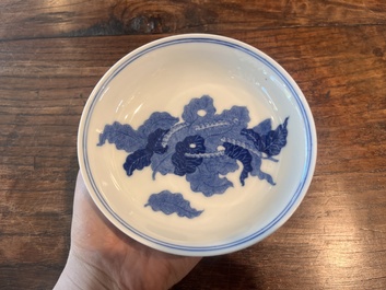 Paire de soucoupes en porcelaine de Chine bleu et blanc &agrave; d&eacute;cor de vers &agrave; soie, marque de Jingdezhen, 20&egrave;me si&egrave;cle